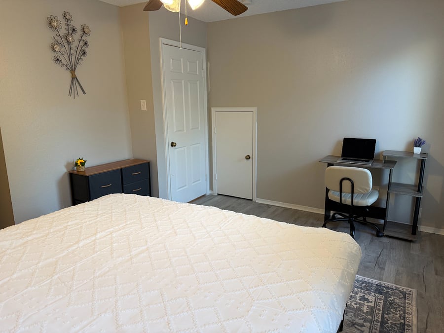 Rest up in a comfortable king sized bed with 100% cotton, 680 thread count Pima Cotton sheets from California. There is also a 5 drawer dresser, full length mirror, a dedicated working space and wood-panel blinds for a good night's sleep.