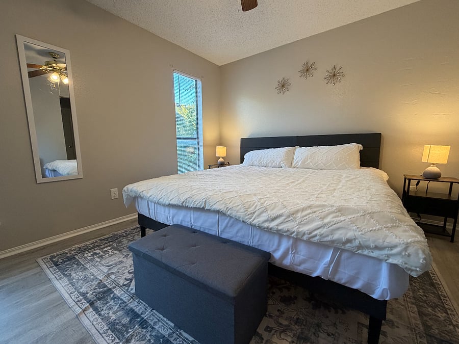 Rest up in a comfortable king sized bed with 100% cotton, 680 thread count Pima Cotton sheets from California. There is also a 5 drawer dresser, full length mirror, a dedicated working space and wood-panel blinds for a good night's sleep.