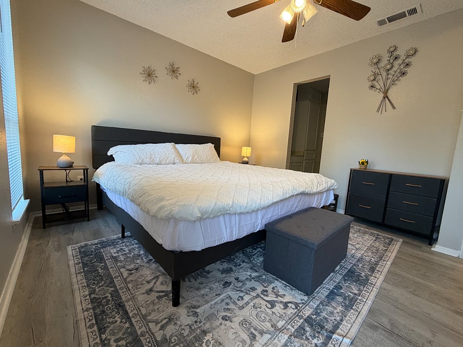 Rest up in a comfortable king sized bed with 100% cotton, 680 thread count Pima Cotton sheets from California. There is also a 5 drawer dresser, full length mirror, a dedicated working space and wood-panel blinds for a good night's sleep.
