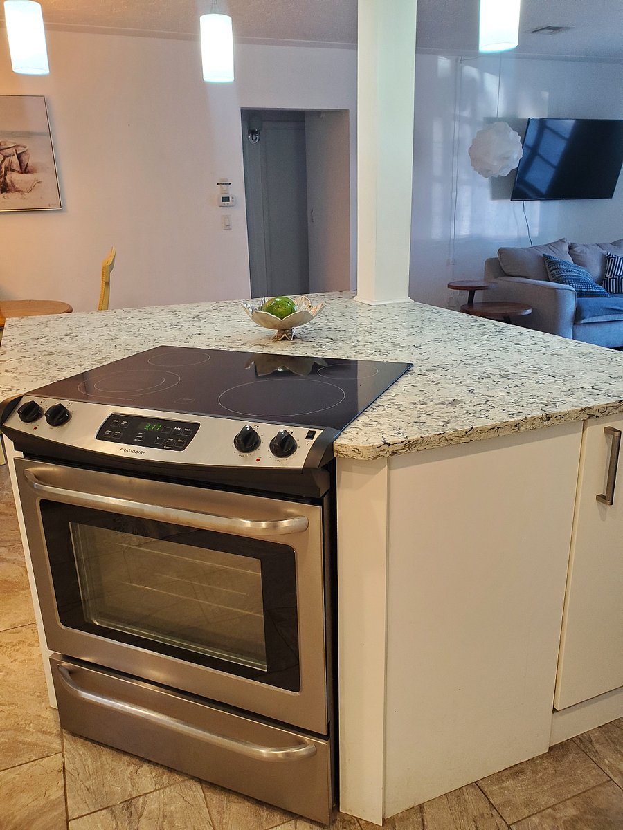 Glasstop stove with Kitchen Island