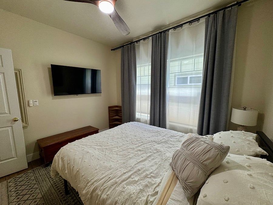 Middle bedroom with queen bed