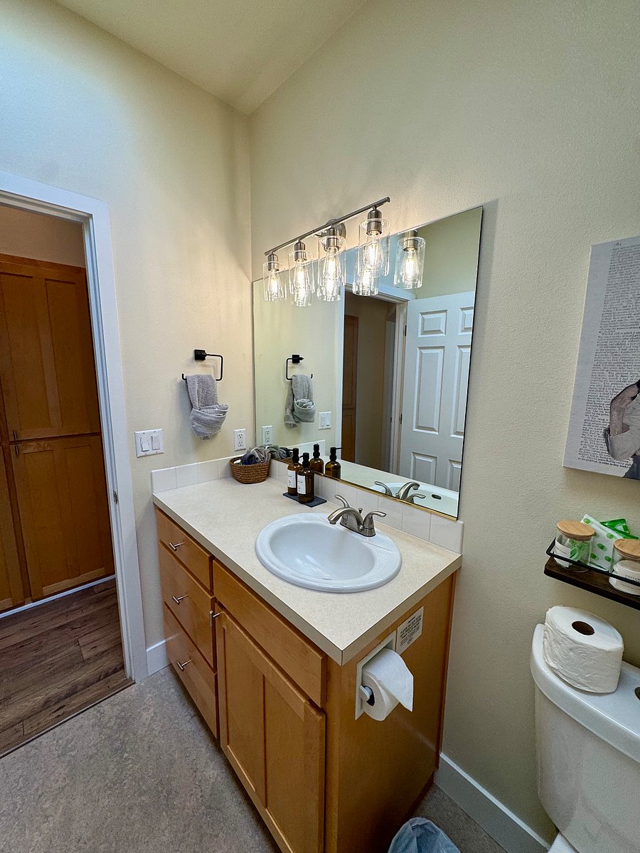second bath with tub shower