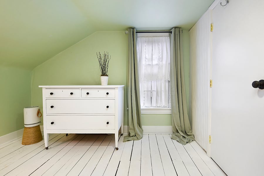 air conditioner included placed in window, walk in closet to the rt