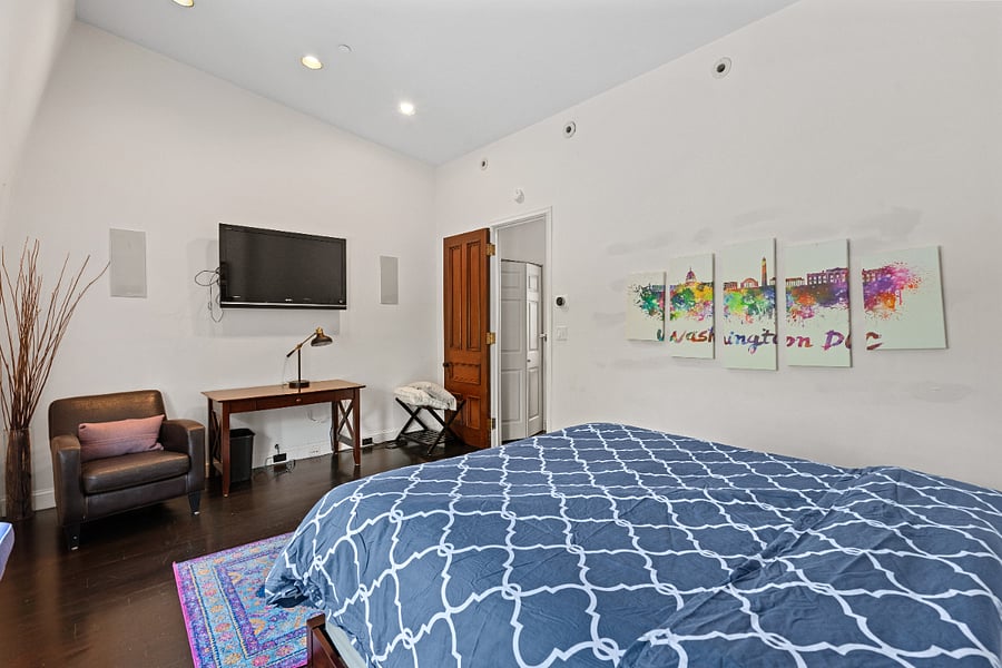 3rd flood main bedroom with desk