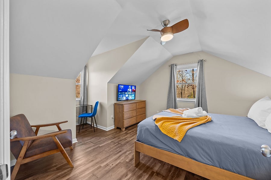 Bedroom 3-Queen bed with workstation