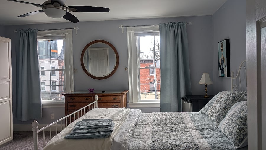 Queen bed 3rd floor