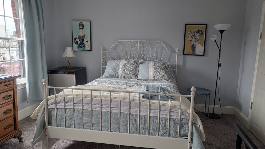 Queen bed 3rd floor