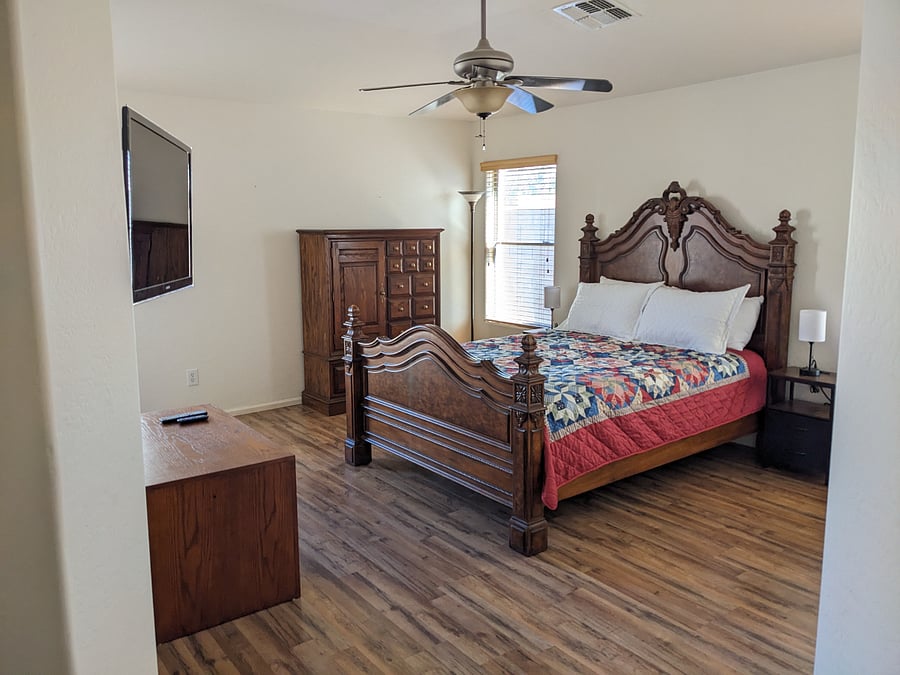 Master bedroom Queen Bed