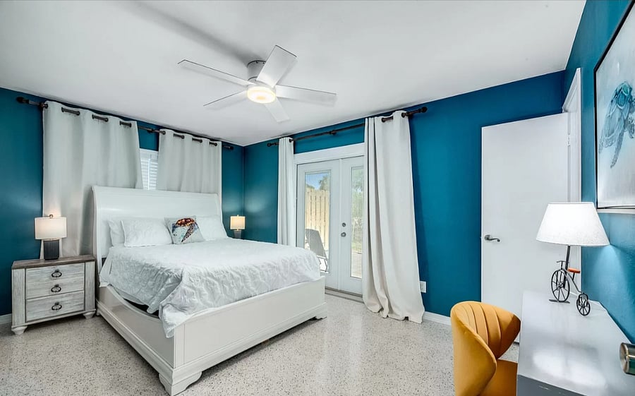 Master bedroom Queen bed
