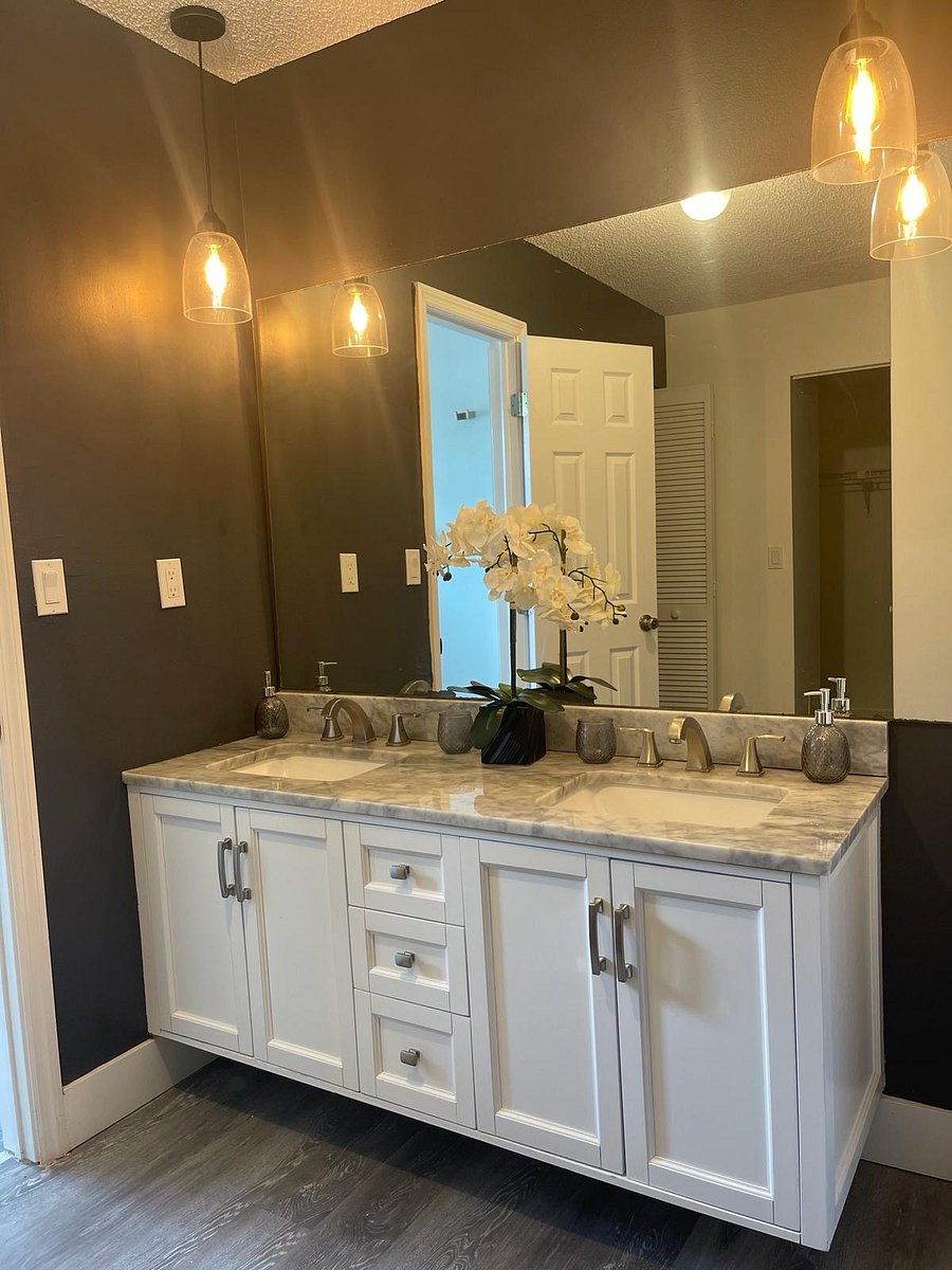 Main Bathroom vanity