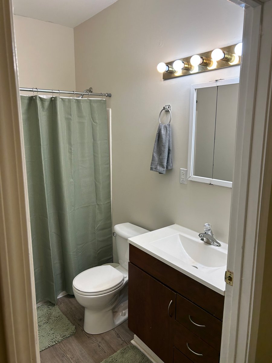 Full bathroom with towels and washcloths