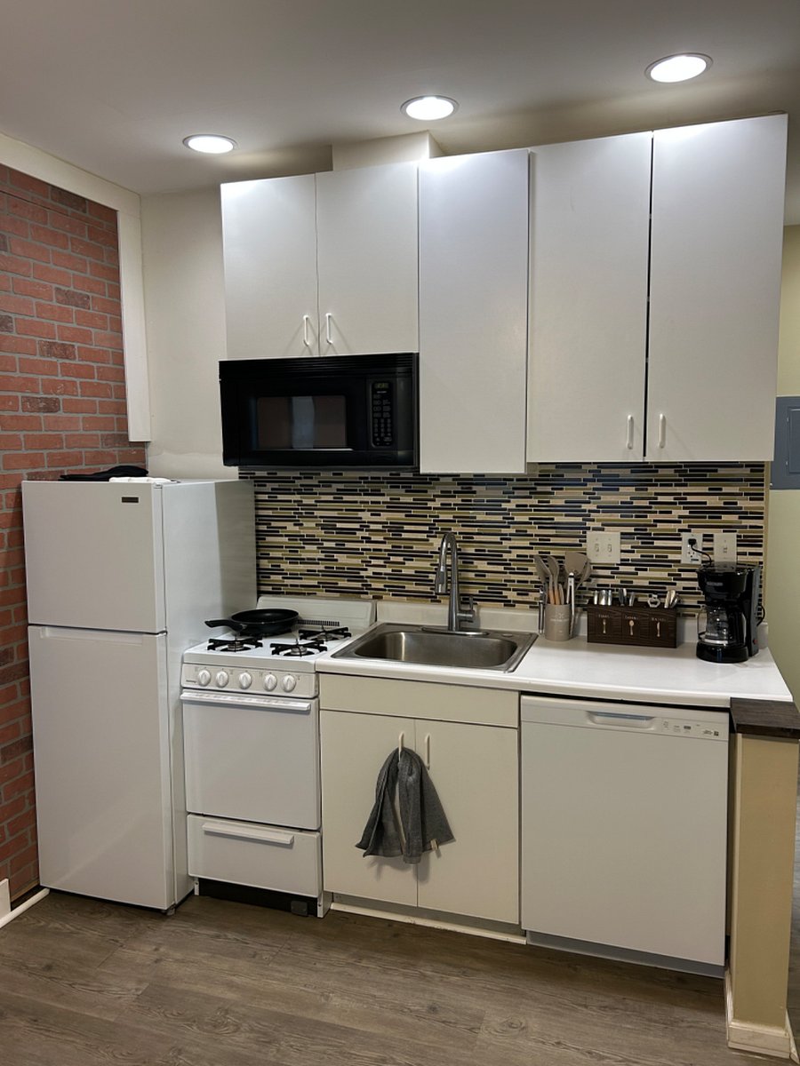 Full kitchen with all the basic supplies you could need!