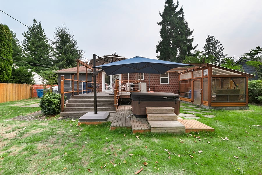 Deck and Hot Tub (Hot tub use to be negotiated)