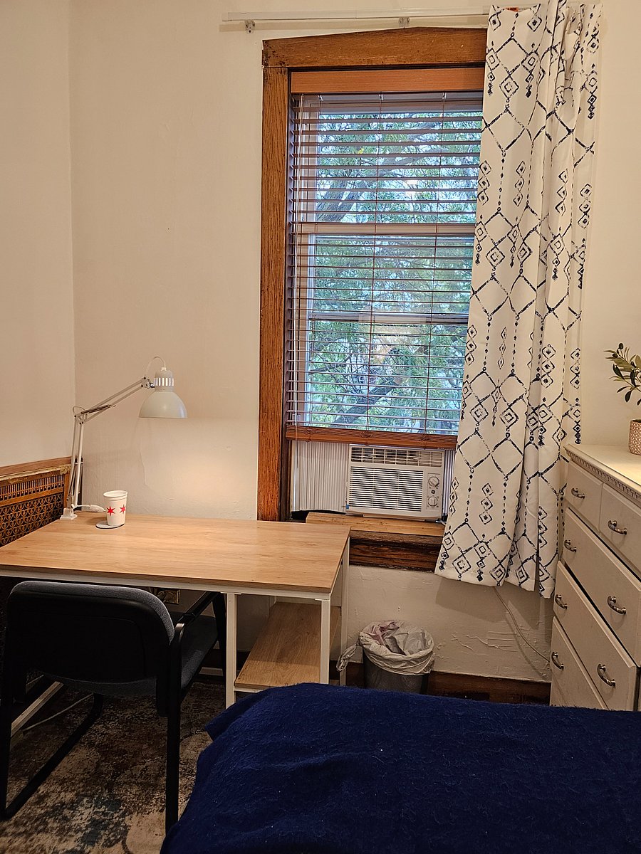 Desk, desk chair, lamp