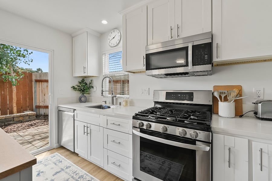 Gas stove / fully equipped kitchen with sharp knives etc
