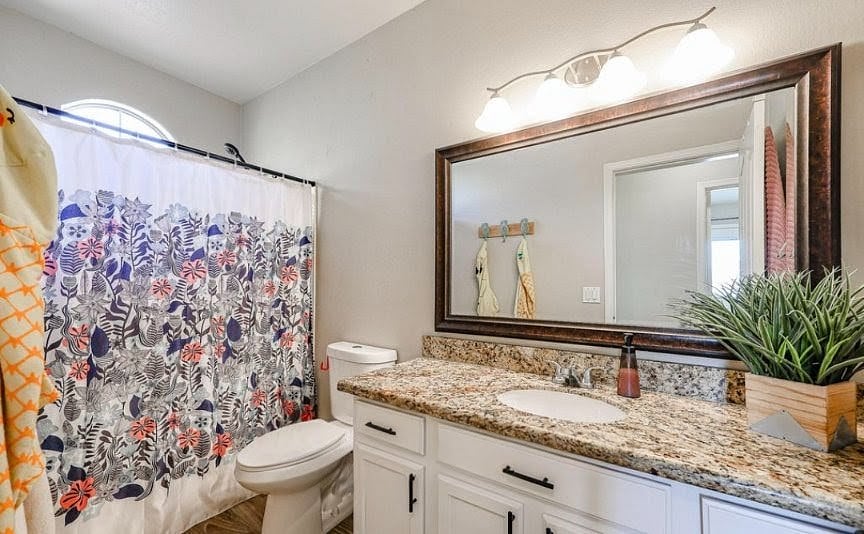 Private Guest Bathroom for Bedroom C