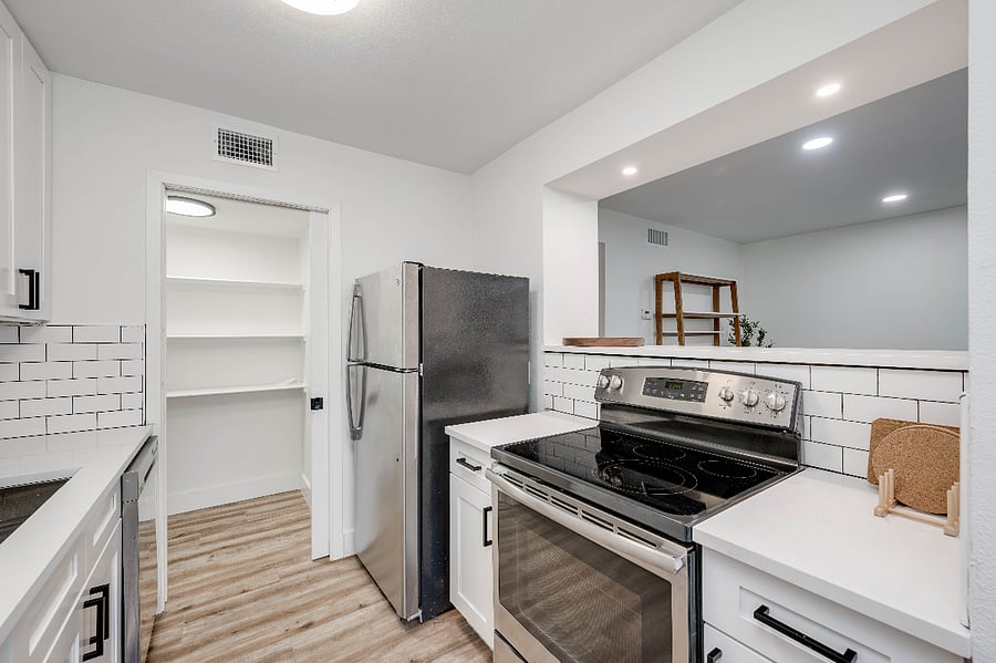 Full kitchen with large pantry