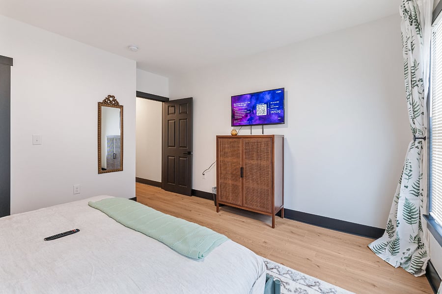 Primary bedroom (king size bed, full closet, smart TV)