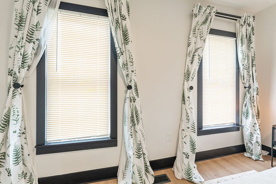 Primary bedroom (king size bed, full closet, smart TV)