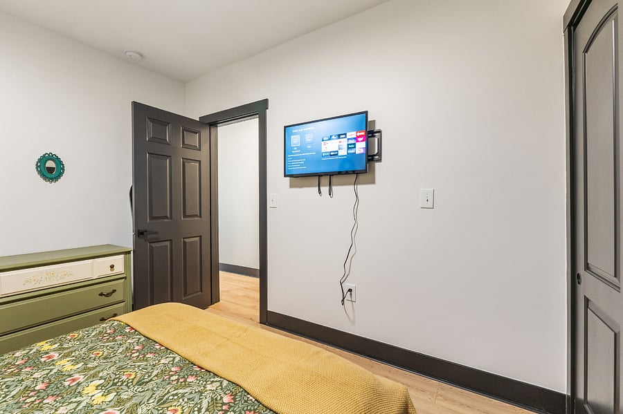 Second bedroom (queen size bed, full closet, smart TV)
