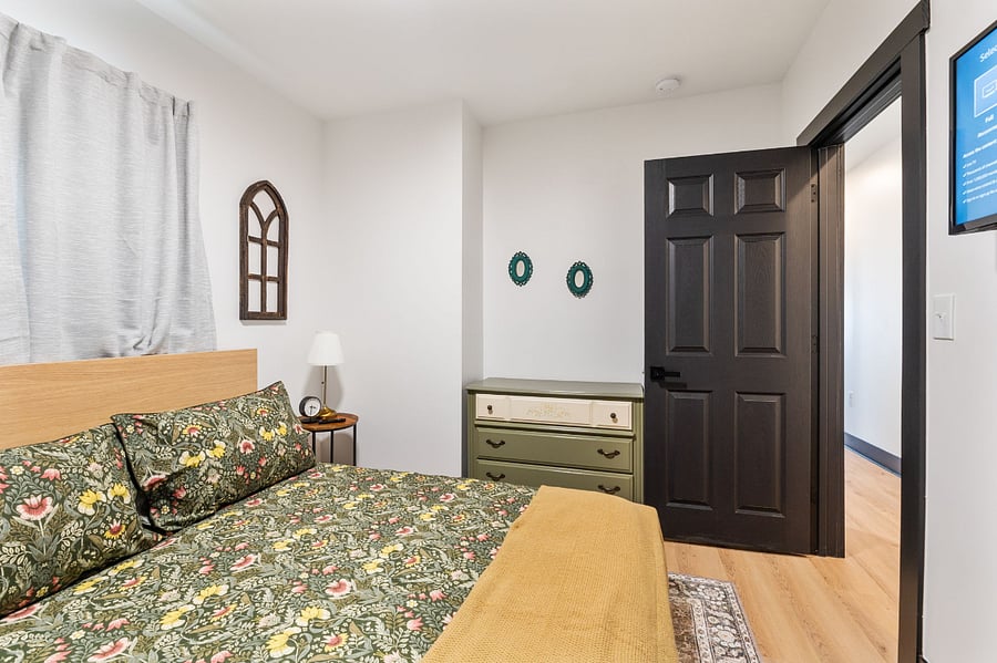 Second bedroom (queen size bed, full closet, smart TV)