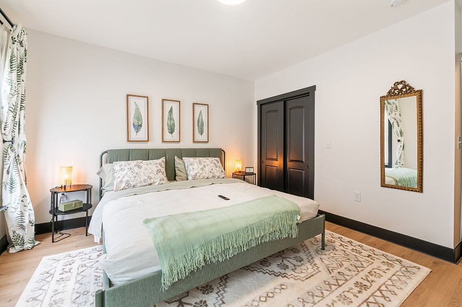 Primary bedroom (king size bed, full closet, smart TV)