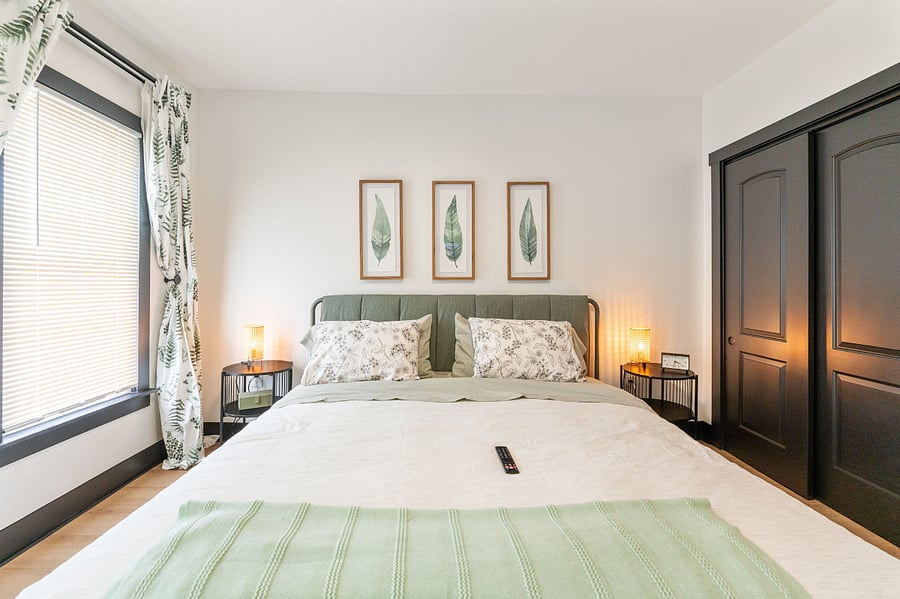 Primary bedroom (king size bed, full closet, smart TV)