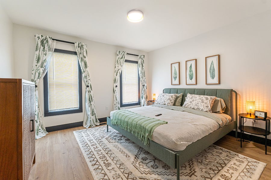 Primary bedroom (king size bed, full closet, smart TV)