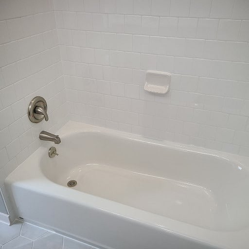 Hallway bathroom shower/tub
