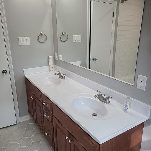 Double sink in hallway bathroom