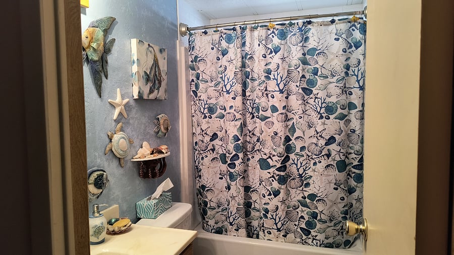 Full bathroom off hallway