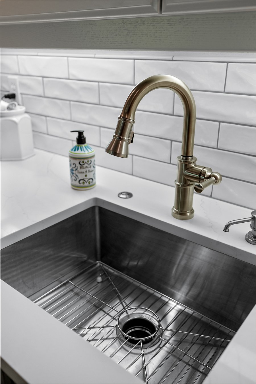 Under-mount Sink, Garbage Disposal and Pull-out Kitchen sink Faucet.