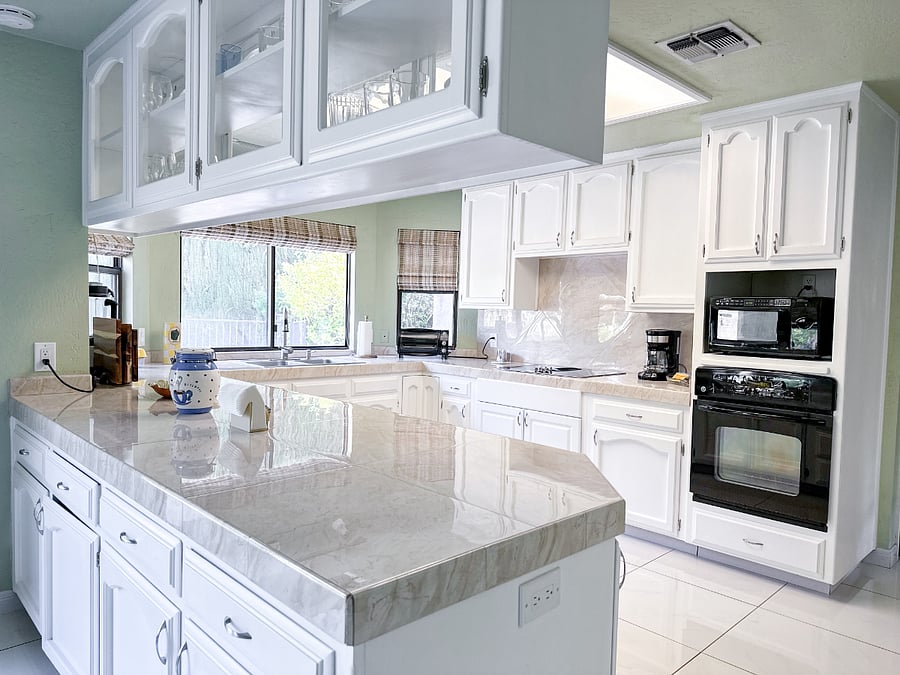 Full kitchen