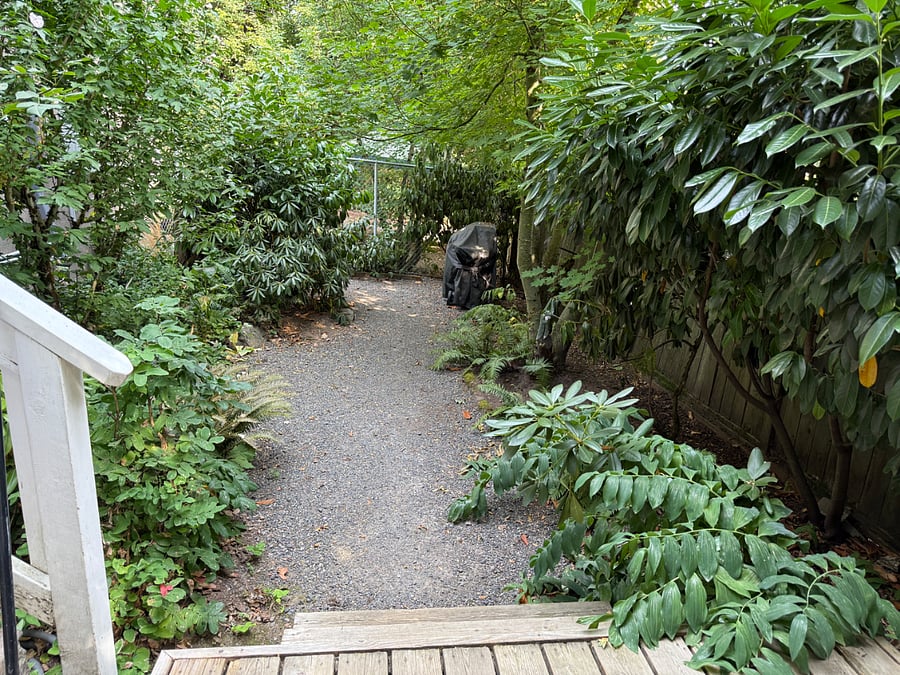 Fenced garden with Gas Grill