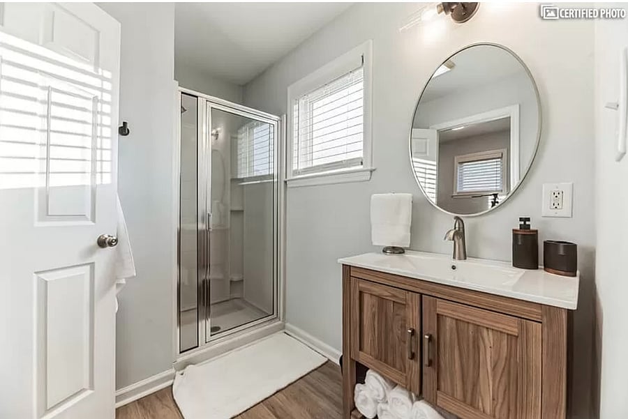 Upstairs full bathroom