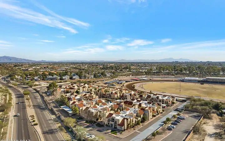 Rialto Park & Access to The Loop as your backyard!