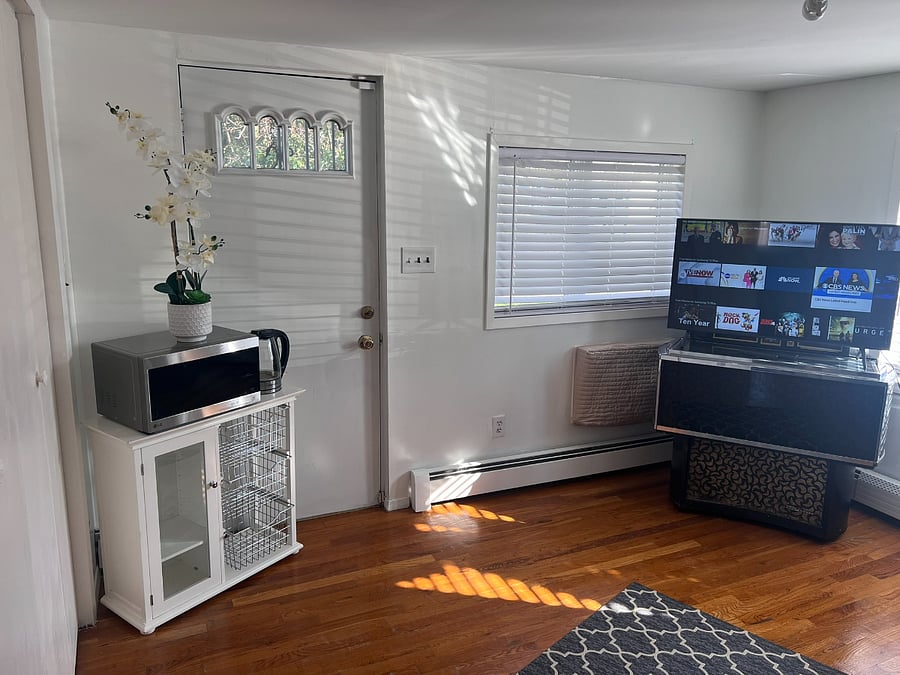 Step into this sun-drenched oasis! Enjoy unlimited access to your favorite streaming services like Netflix, Amazon Prime, and Disney while relaxing in the cozy sitting room. Whip up delicious meals with ease using the convenient microwave and food prep area, all just steps away from a fridge. Perfect for traveling nurses seeking comfort and convenience during their stay.