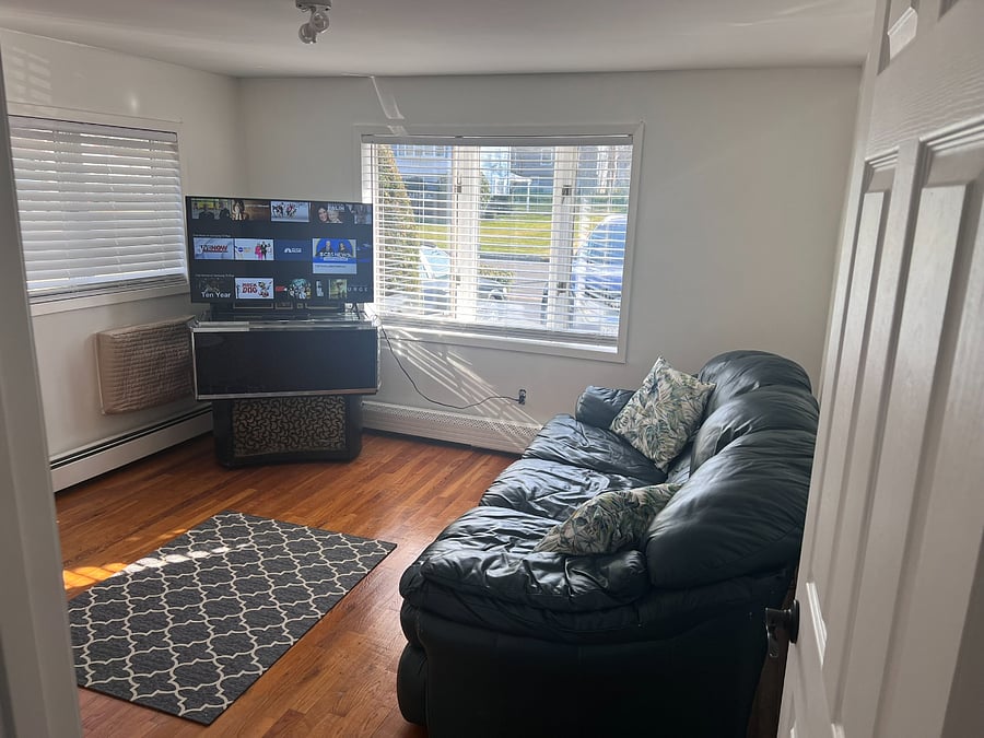 Step into this sun-drenched oasis! Enjoy unlimited access to your favorite streaming services like Netflix, Amazon Prime, and Disney while relaxing in the cozy sitting room. Whip up delicious meals with ease using the convenient microwave and food prep area, all just steps away from a fridge. Perfect for traveling nurses seeking comfort and convenience during their stay.