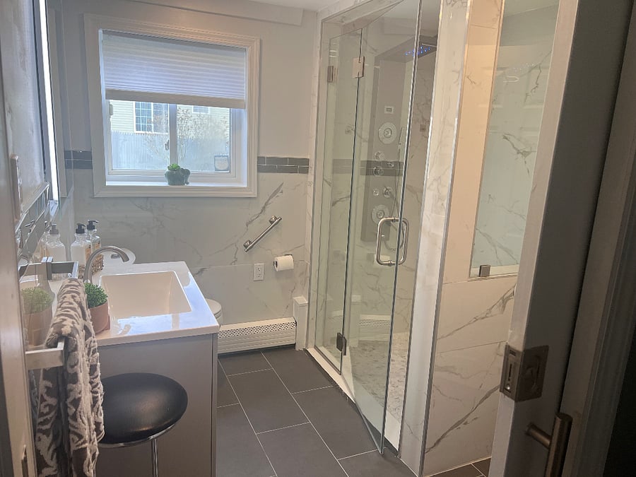 Indulge in the luxury of our newly renovated bathroom oasis, featuring a rejuvenating rain shower and multiple shower heads for the ultimate relaxation experience. This shared bathroom is impeccably maintained, with complimentary toilet paper always stocked and rarely used by other occupants. Ideal for traveling nurses seeking a tranquil retreat after a long shift.Im