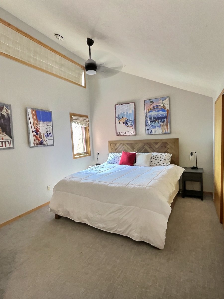 Very private loft bedroom. Largest bedroom inH the house.