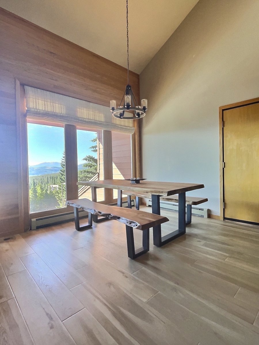 Dining area with panoramic views. Can seat up to 10.