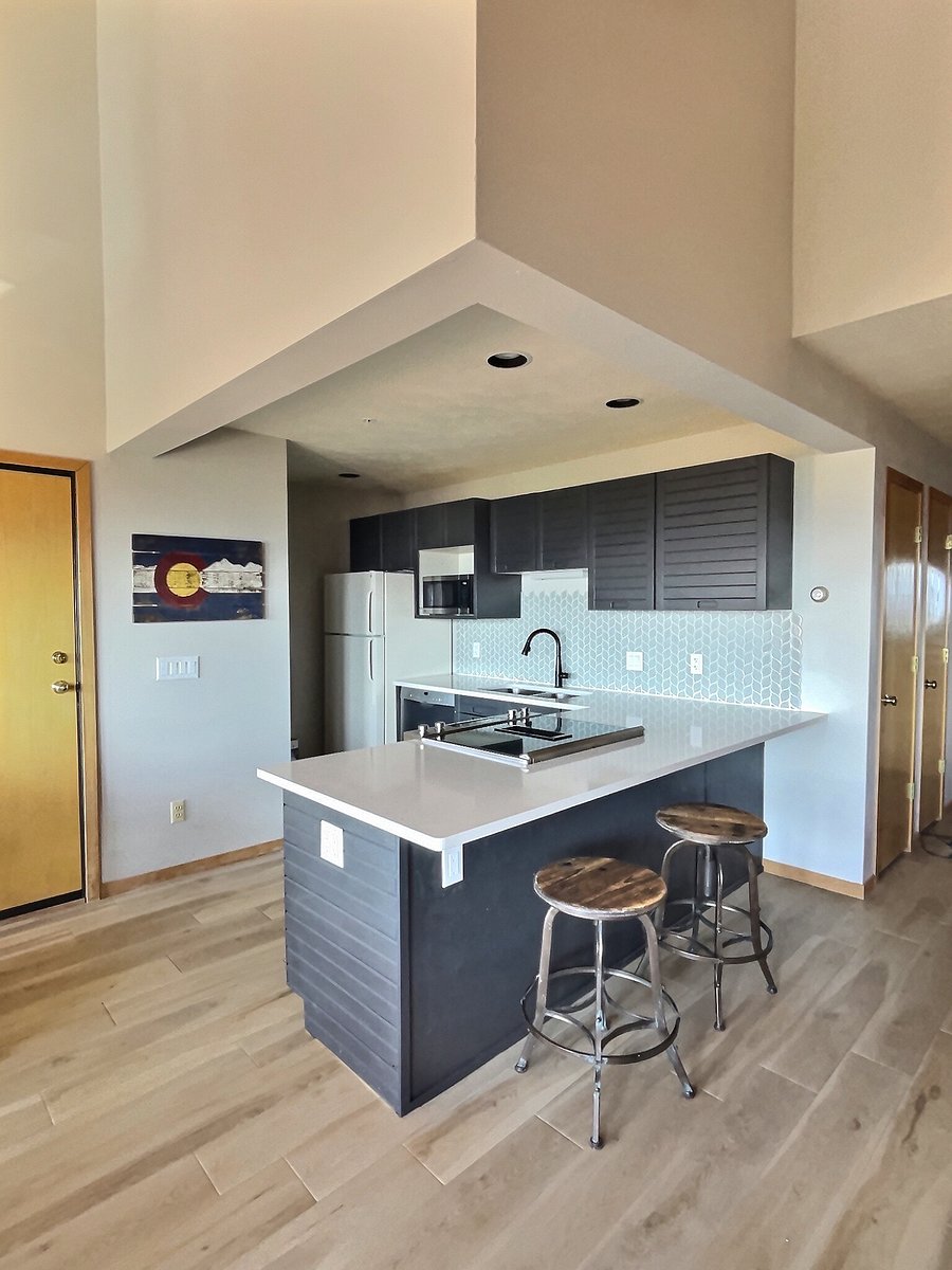 Full kitchen with new high-end range and dishwasher.