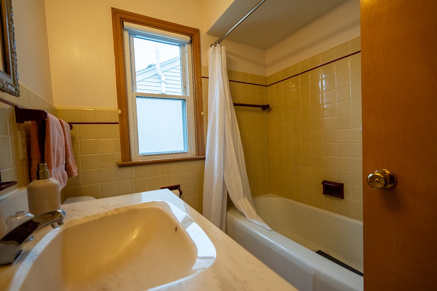 Bathroom with shower/tub