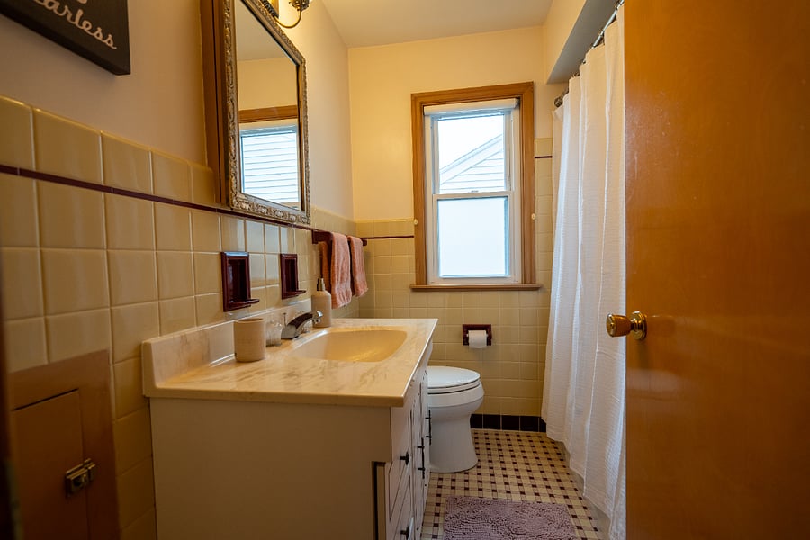 Bathroom with shower/tub