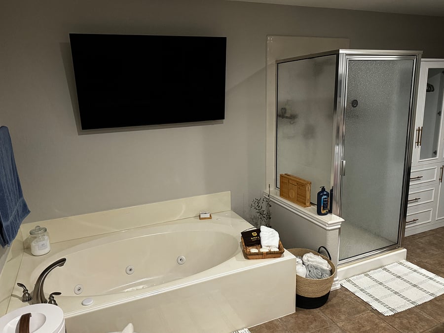 Guest Jacuzzi tub & shower