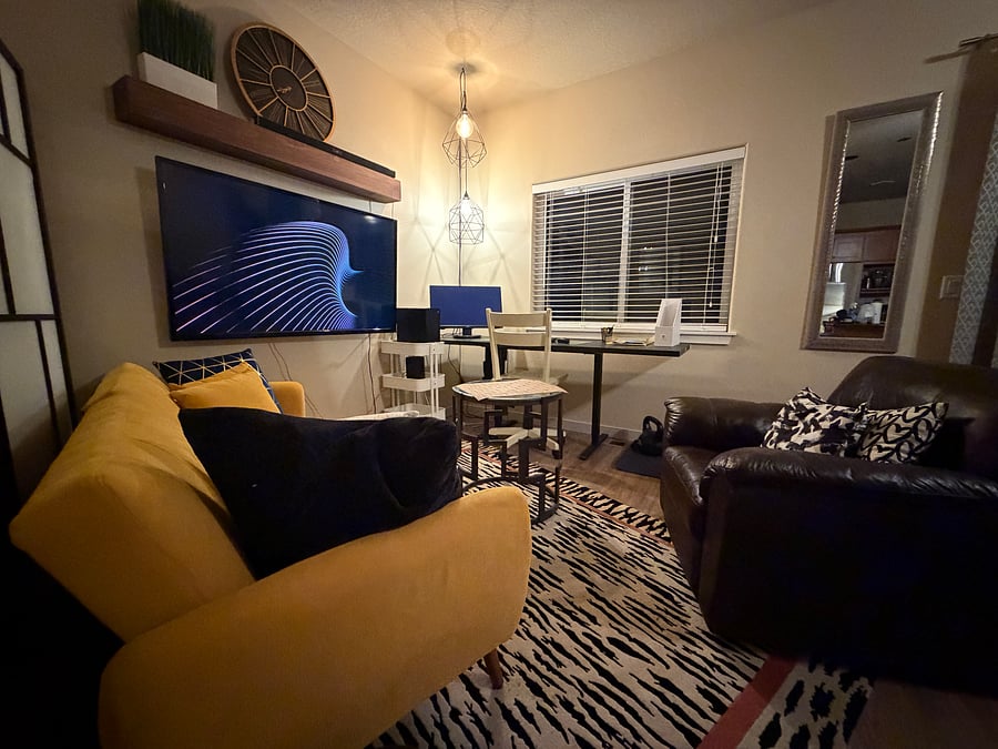 The Nook, located near the kitchen and dining area, features an adjustable desk and dual screens for entertainment. The TV can extend to face the window, ideal for hot tubbers. Additionally, the sofa folds out into a bed, providing a fourth sleeping opt