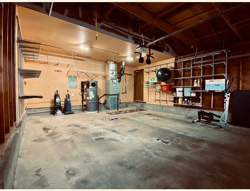 Garage - well its not pretty, but its clean, large, safe and convenient!  You can park here or store your things.  You can also park in the driveway.