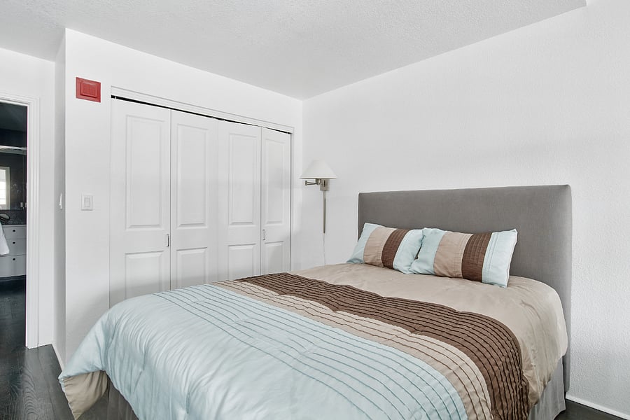 Queen bedroom + closet.