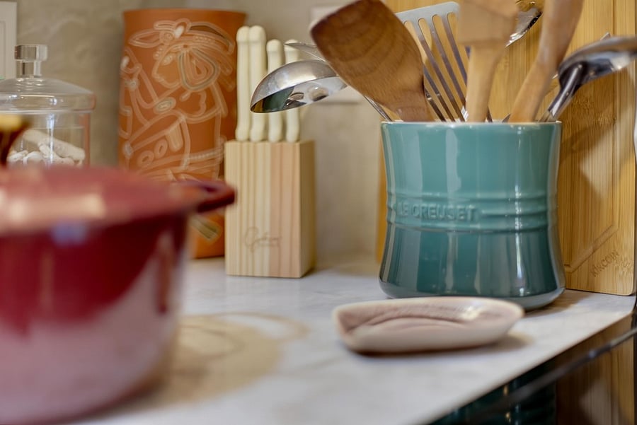  Fully stocked kitchen, cookware and utensils included