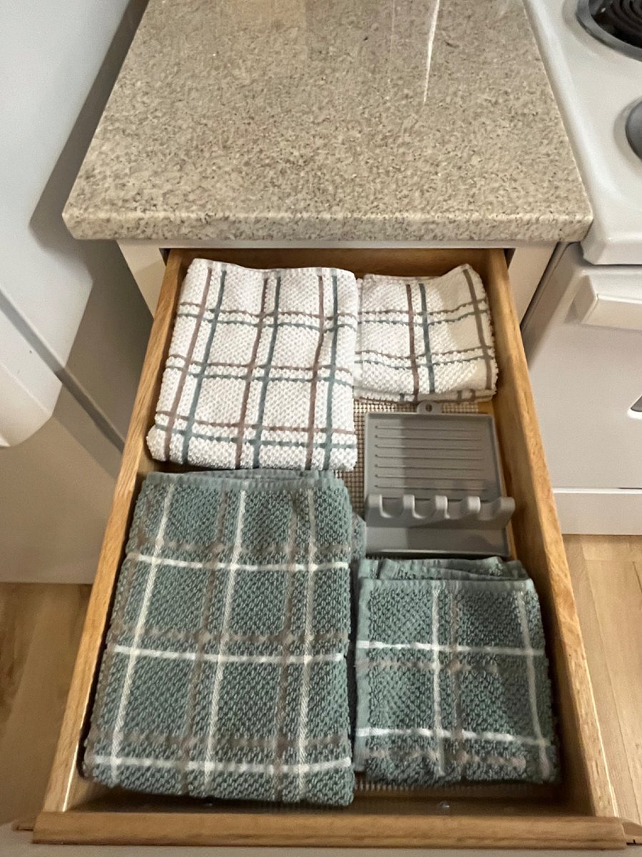 Plenty of kitchen towels.